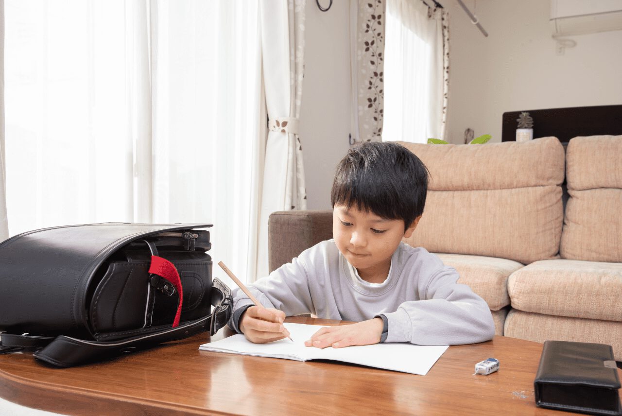自宅学習中の男子小学生
