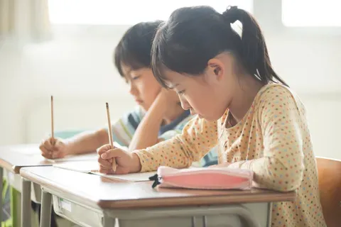 自習する小学生男女