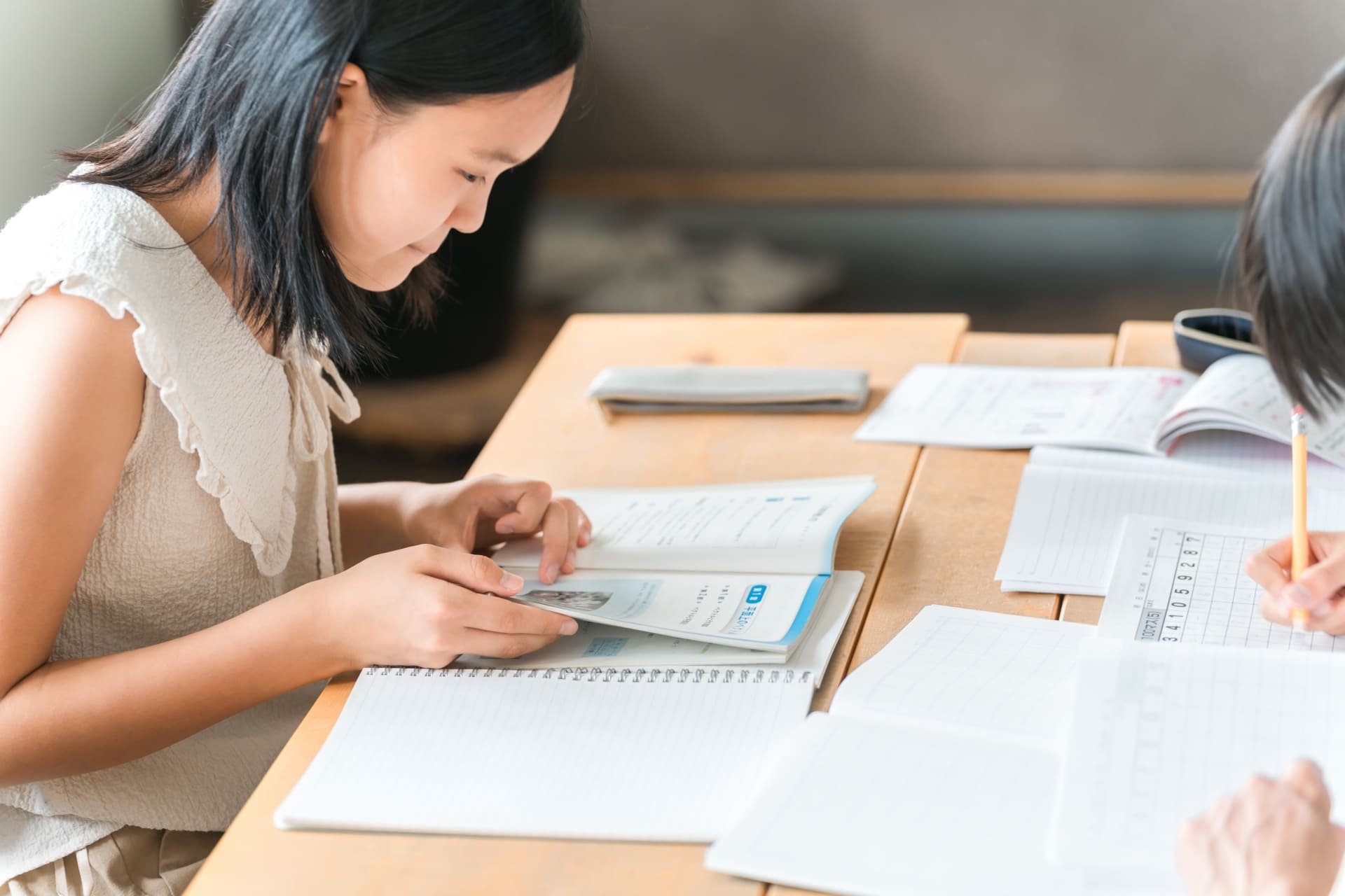 塾で宿題中の小学生